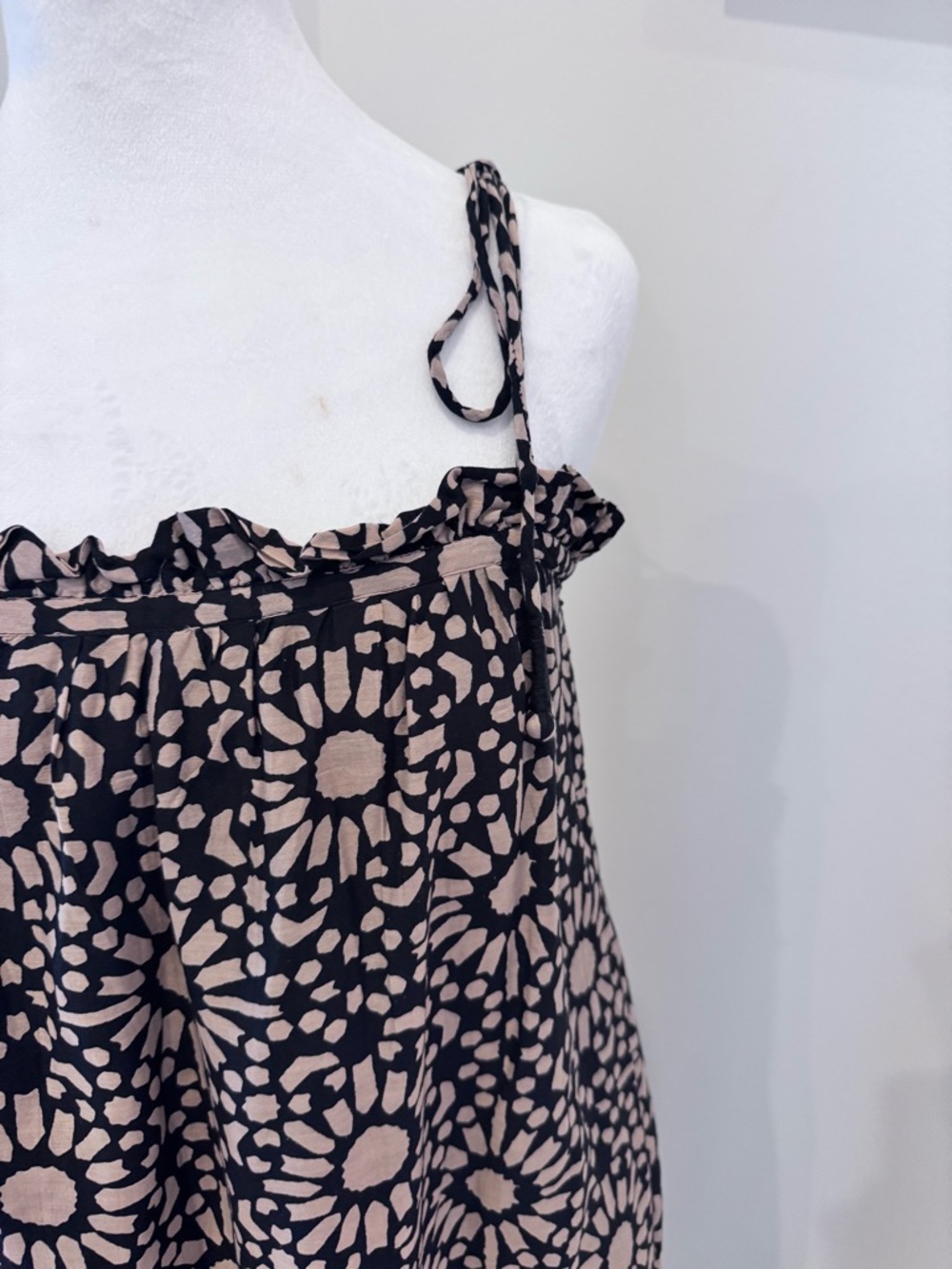 MIRTH, M, Floral Tie-Strap Midi Dress in Black and Pink - Picture 3 of 6